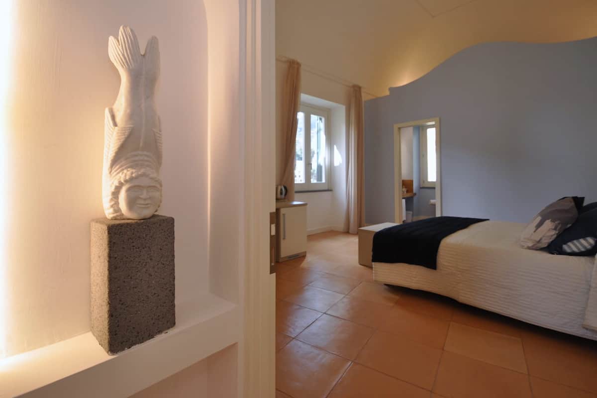 1 slaapkamer, een minibar, een kluis op de kamer, een bureau