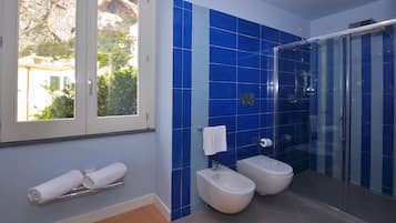 Ducha, bañera profunda, artículos de tocador gratuitos, secador de pelo