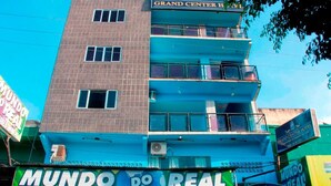 A multi-story building with a sign for 'MUNDO DO REAL' and 'GRAND CENTER HOTEL'. - Grand Center Hotel (Santarém)