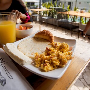 Café da manhã com pratos da culinária local grátis todos os dias