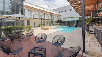 Piscina externa, funciona das 10h às 22h, guarda-sóis, espreguiçadeiras