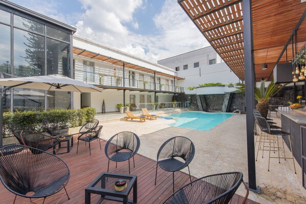 Piscina externa, funciona das 10h às 22h, guarda-sóis, espreguiçadeiras
