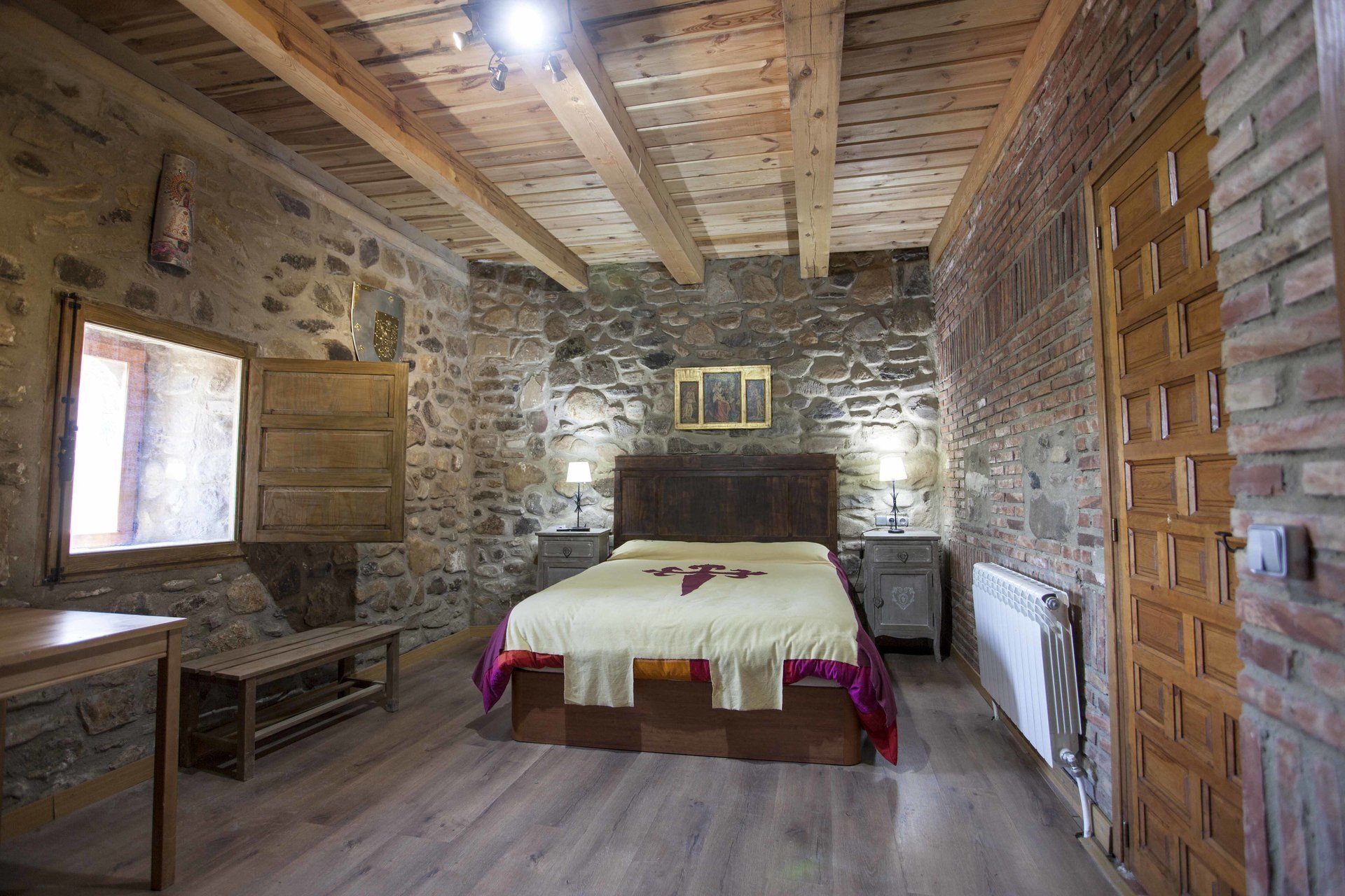 Superior tweepersoonskamer | Individueel gedecoreerd, individueel gemeubileerd, een bureau