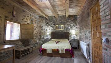 Superior tweepersoonskamer | Individueel gedecoreerd, individueel gemeubileerd, een bureau