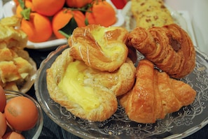 Free daily continental breakfast  - BB Tube (Genoa)