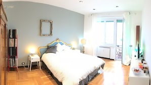 غرفة مزدوجة - بشرفة (private external bathroom) | ستائر تعتيم وواي فاي مجانًا وملاءات أسرّة