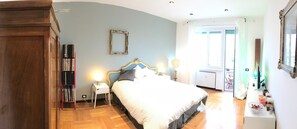 Quarto casal conforto, 1 cama Queen, sacada | Cortinas blackout, Wi-Fi de cortesia, roupa de cama