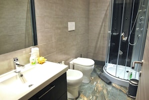 Triple Room (private external bathroom) | Bathroom | Shower, free toiletries, hair dryer, bidet - BB Tube (Genoa)