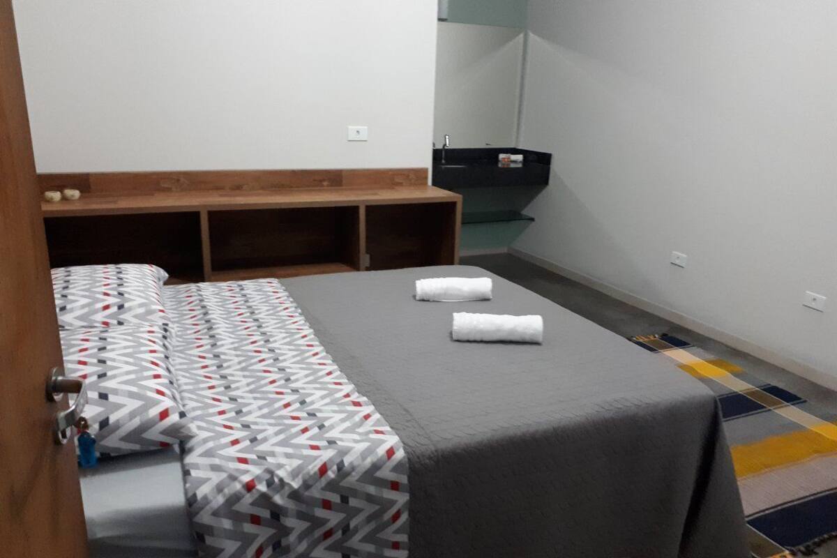 Chambre Double | Minibar, rideaux occultants, draps fournis