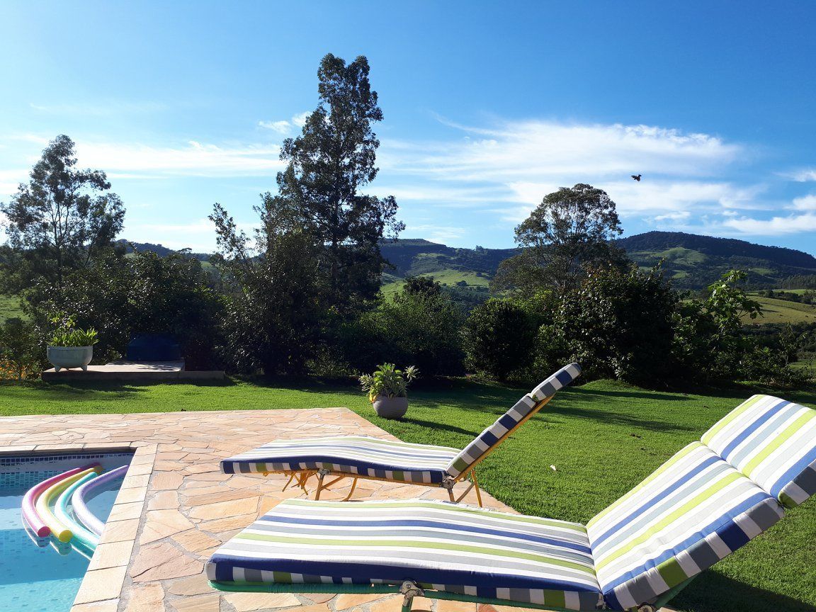 Außenpool, Pool mit Wasserfall, Liegestühle