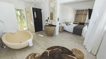 Habitación doble Deluxe, vista al jardín | Cortinas blackout, insonorización, wifi gratis y ropa de cama