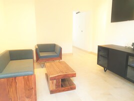 Suite junior, vistas al jardín | Cortinas opacas, sistema de insonorización, wifi gratis y ropa de cama
