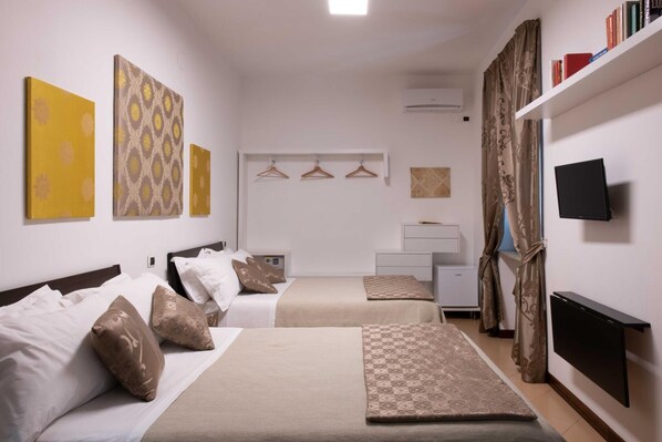 In-room safe, free WiFi - L'Insolita Reggia (Caserta)