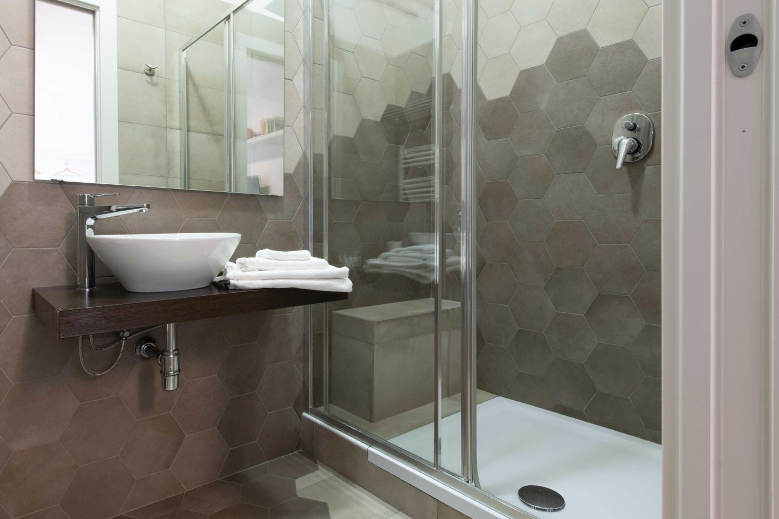 Doccia, set di cortesia gratuito, asciugacapelli, bidet