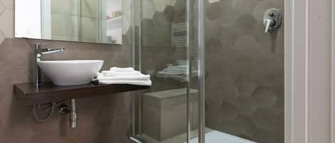 Shower, free toiletries, hair dryer, bidet