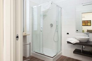 Habitación cuádruple, no fumadores, balcón | Baño | Ducha, artículos de higiene personal gratuitos, secador de pelo y bidé