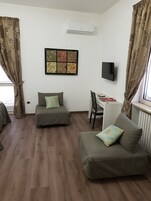 Camera quadrupla, non fumatori, balcone | Una cassaforte in camera, Wi-Fi gratuito