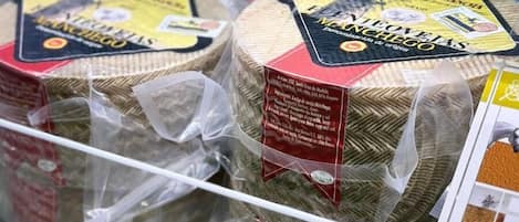Produtos embalados em uma prateleira de loja.