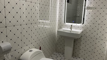 Executive-Zimmer | Badezimmer | Dusche, kostenlose Toilettenartikel, Haartrockner, Handtücher