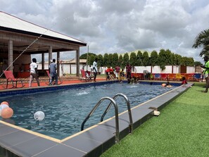 Seasonal outdoor pool, open 10:00 AM to 9:30 PM, free pool cabanas - Clinton Lodge (Tamale)