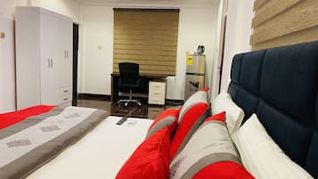 Schreibtisch, laptopgeeigneter Arbeitsplatz, Bügeleisen/Bügelbrett