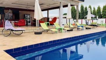 Piscine extérieure (ouverte en saison), cabanons gratuits