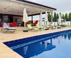 季節限定屋外プール、営業時間 10:00 ~ 21:30、カバナ (無料)、プール パラソル