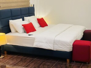 Escritorio y espacio para trabajar con laptop 