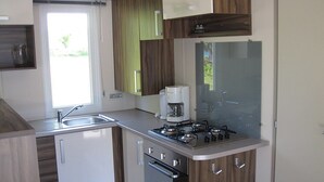 Large Mobile Home  | Private kitchen | Coffee/tea maker, full-size fridge, stovetop, cookware/dishes/utensils - Terrassen Camping & Cottages (Silkeborg)