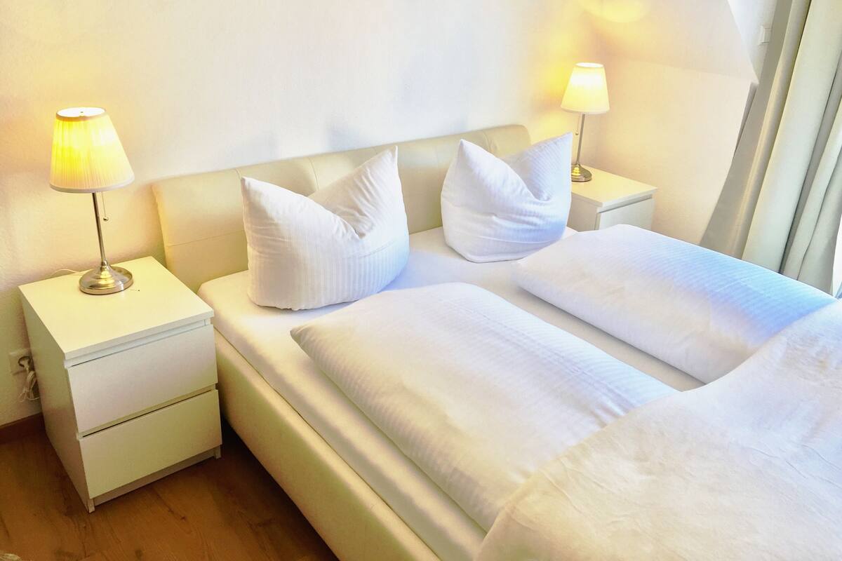 Roupas de cama premium, escrivaninha, camas extras/dobráveis (sobretaxa)