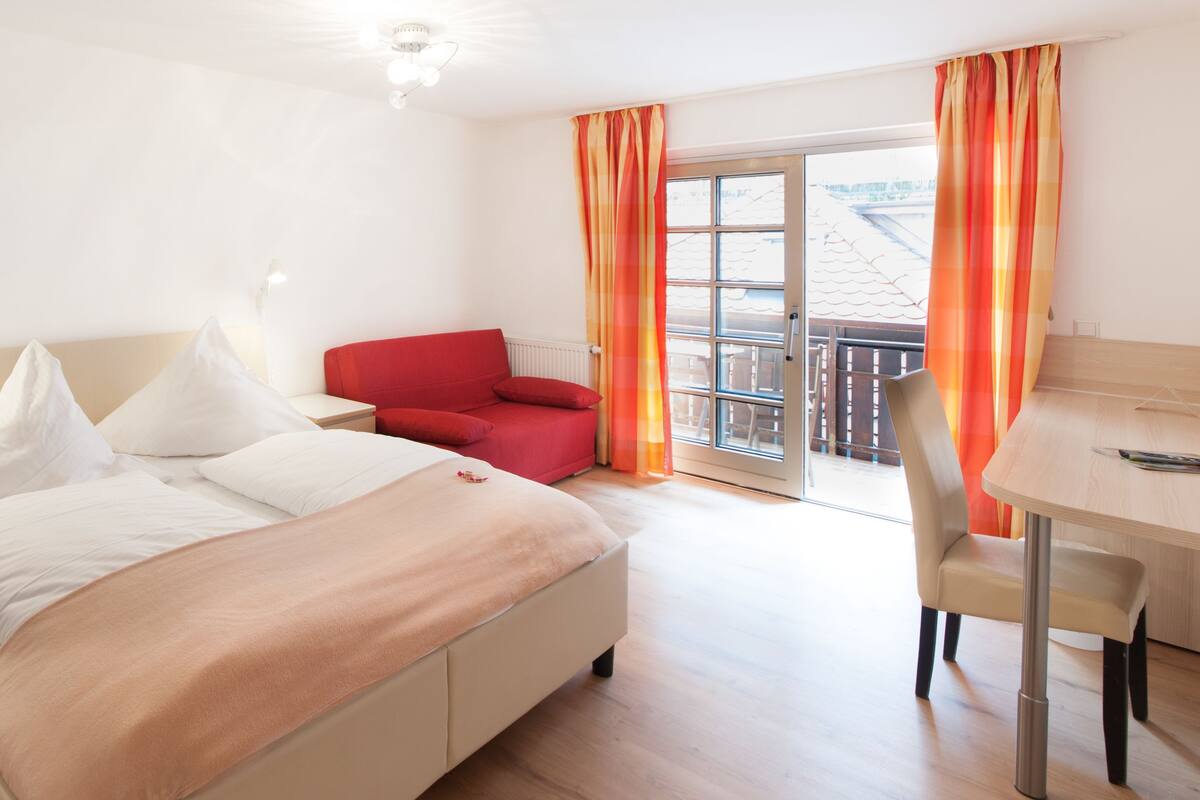 Quarto casal | Roupas de cama premium, escrivaninha, camas extras/dobráveis (sobretaxa)
