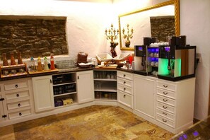 Café da manhã com buffet todos os dias (EUR 9.9 por pessoa)