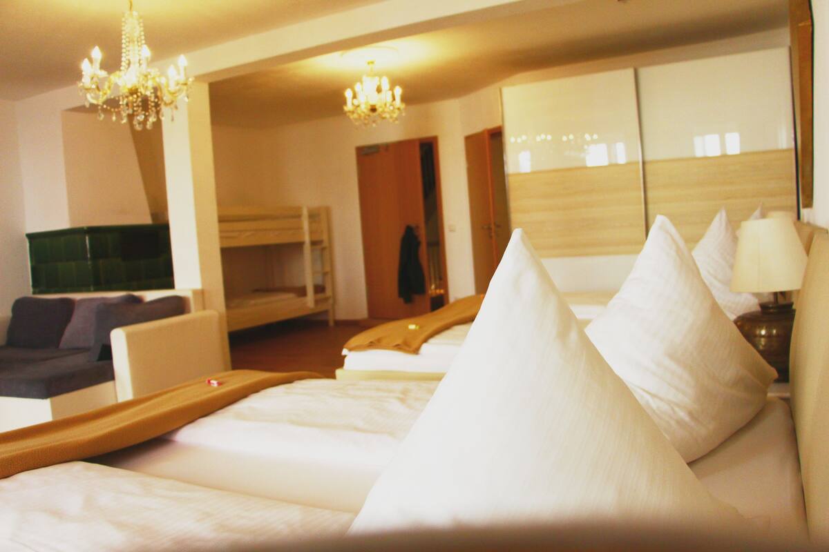 Quarto quádruplo | Roupas de cama premium, escrivaninha, camas extras/dobráveis (sobretaxa)