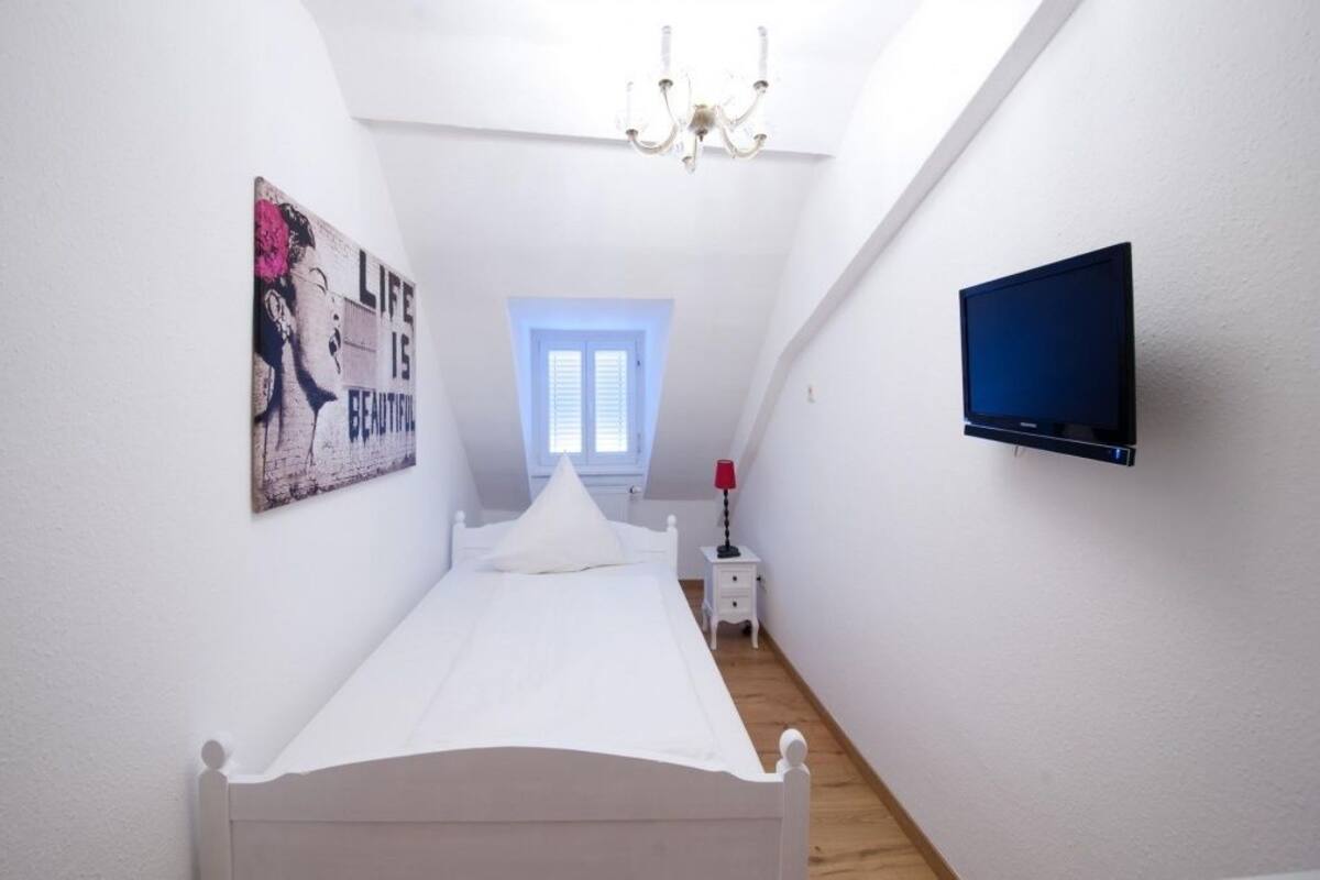 Quarto solteiro | Roupas de cama premium, escrivaninha, camas extras/dobráveis (sobretaxa)