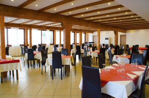 Breakfast, lunch, dinner served; Italian cuisine 