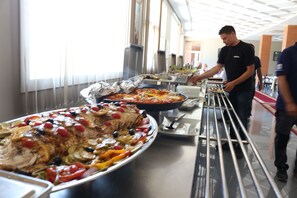 供應早餐、午餐和晚餐，摩洛哥料理