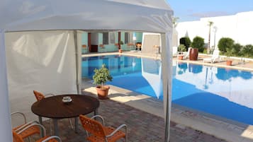 Udendørs pool, åben fra kl. 08.00 til kl. 18.00, parasoller, liggestole