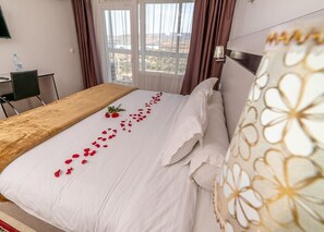 Chambre classique double | Coffre-fort, bureau, système d’insonorisation, fer et planche à repasser