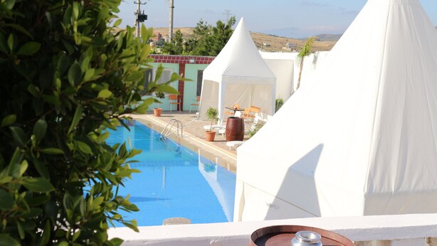 A swimming pool with white tents and a view of the landscape. - Hotel Tanger Med (Melloussa)