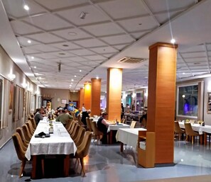 Déjeuner, dîner et souper servis sur place; cuisine marocaine 