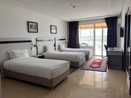 Caja de seguridad en la habitación y escritorio 