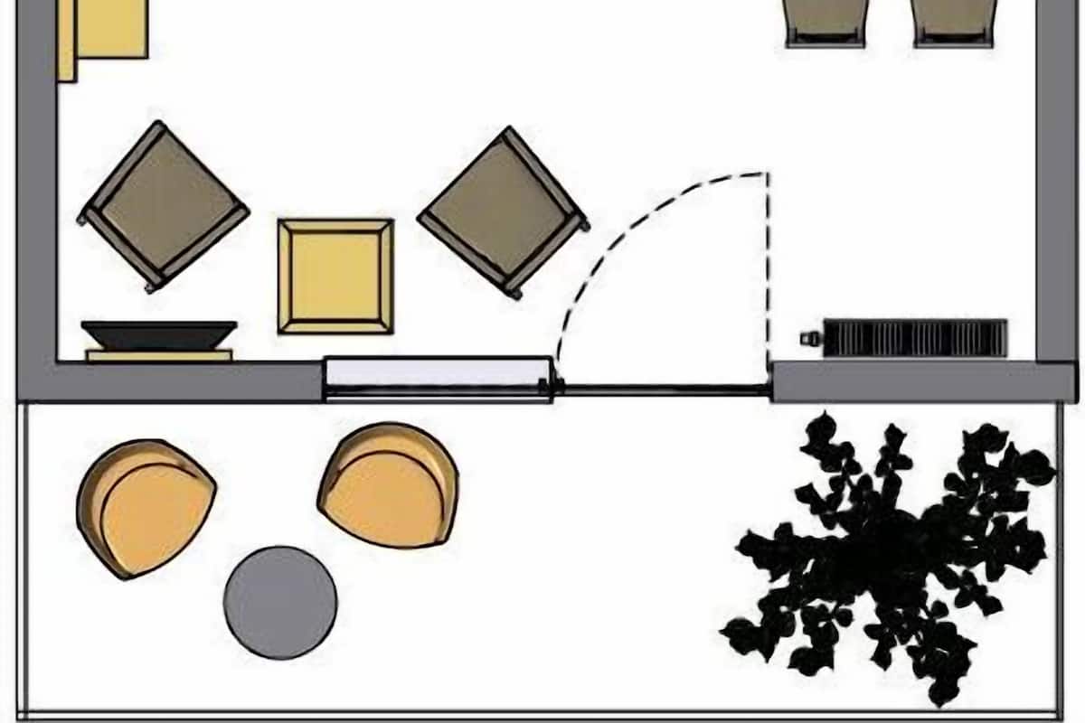 Plano de un cuarto de hotel con kitchenette, comedor, sala de estar con sofá y sillas, y un pequeño balcón con plantas.