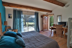 Individually decorated, individually furnished, desk, blackout curtains - Le Mas de Bertagne - Chambres d'Hôtes (Gemenos)