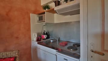 Refrigerador, microondas, cafetera expreso, cafetera/tetera