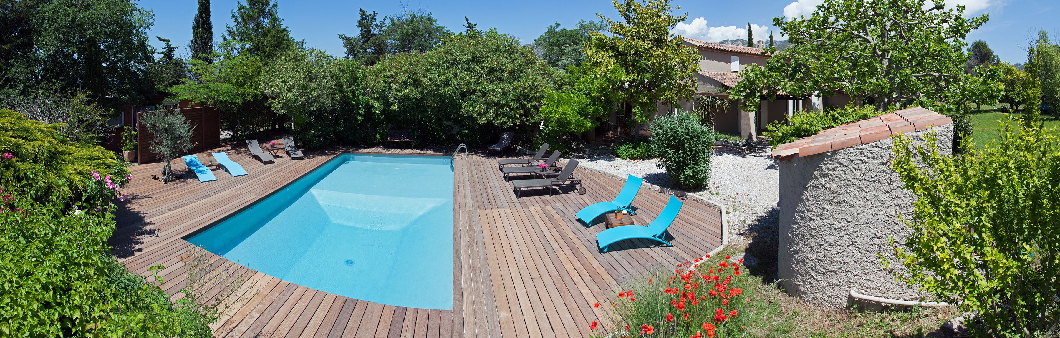 Piscine extérieure, chaises longues