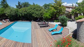 Piscina all'aperto, lettini
