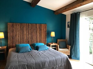 Individually decorated, individually furnished, desk, blackout curtains - Le Mas de Bertagne - Chambres d'Hôtes (Gemenos)