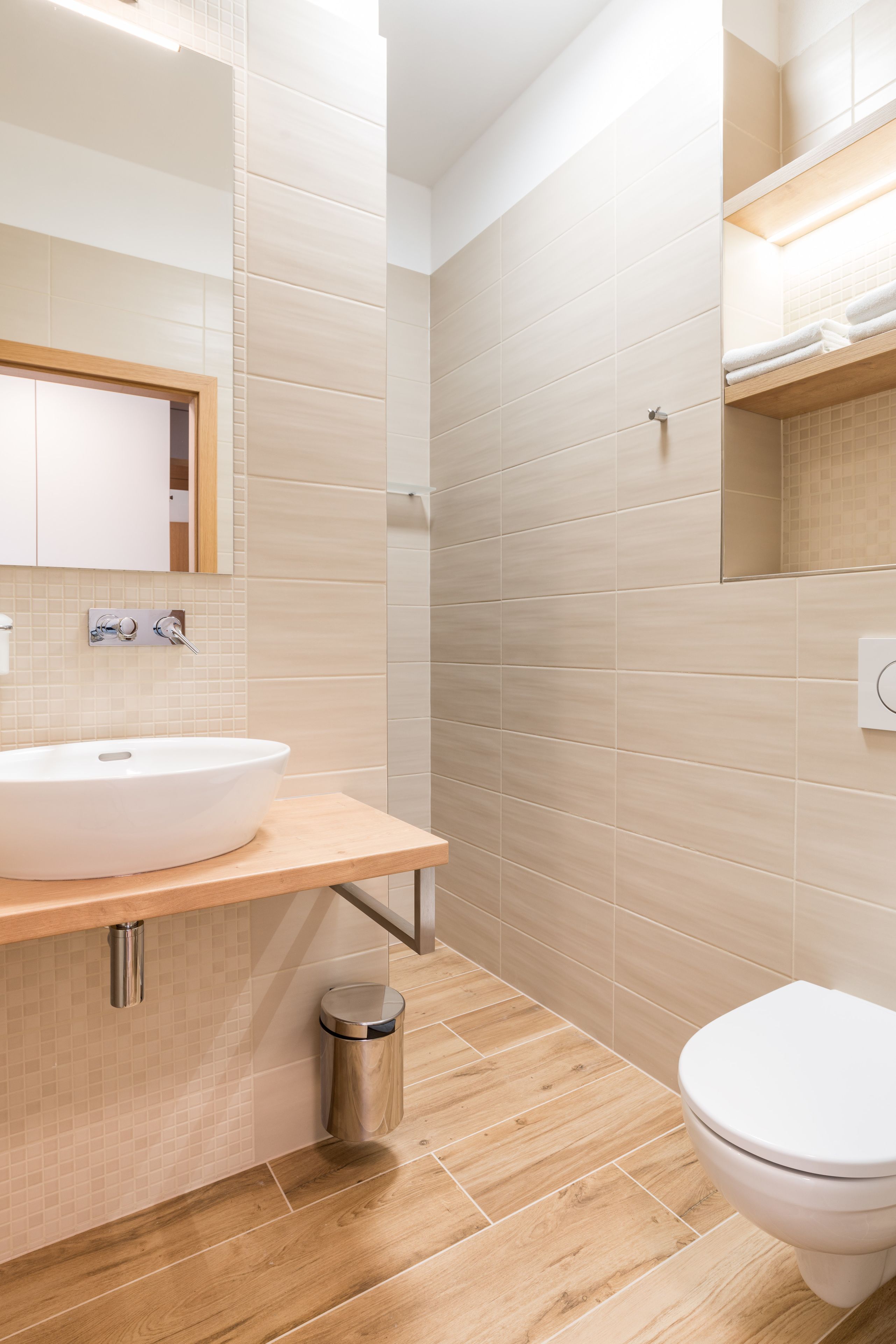 superior double or twin room | bathroom | shower, hydromassage showerhead, free toiletries, hair dryer