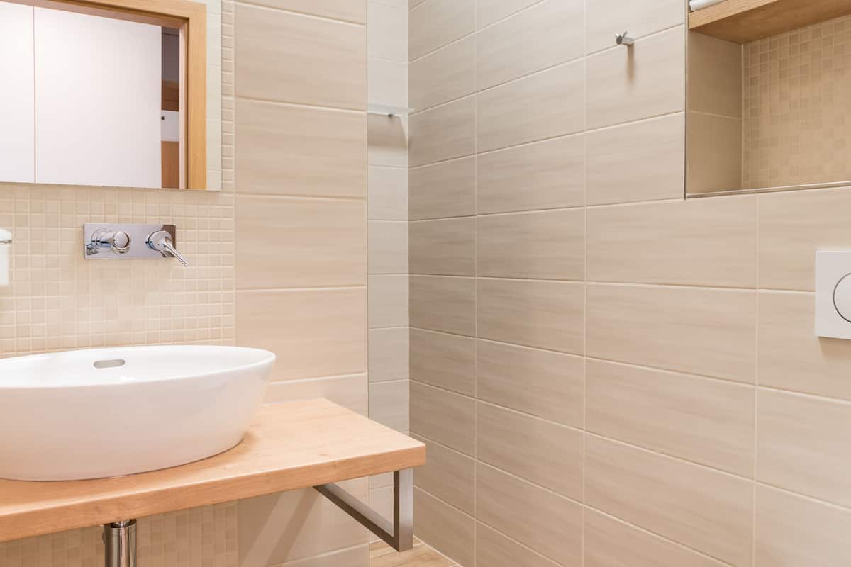 superior double or twin room | bathroom | shower, hydromassage showerhead, free toiletries, hair dryer