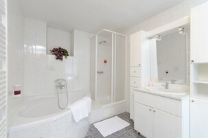 Apartamento standard | Banheiro | Chuveiro, ducha de hidromassagem, produtos de toalete grátis